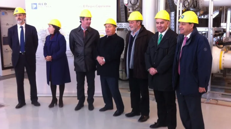 De izquierda a derecha: el director general de Transporte de Red Eléctrica, Carlos Collantes; la delegada del Gobierno de la Junta de Andalucía en Granada, Sandra García; el secretario general de Innovación, Industria y Energía de Andalucía, Vicente Fernández, y el alcalde de Granada, José Torres, durante la inauguración de la subestación de El Fargue.