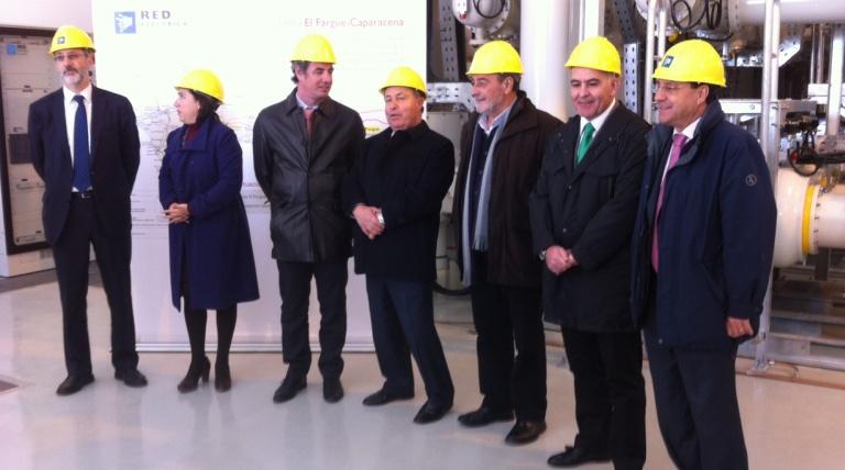 De izquierda a derecha: el director general de Transporte de Red Eléctrica, Carlos Collantes; la delegada del Gobierno de la Junta de Andalucía en Granada, Sandra García; el secretario general de Innovación, Industria y Energía de Andalucía, Vicente Fernández, y el alcalde de Granada, José Torres, durante la inauguración de la subestación de El Fargue.
