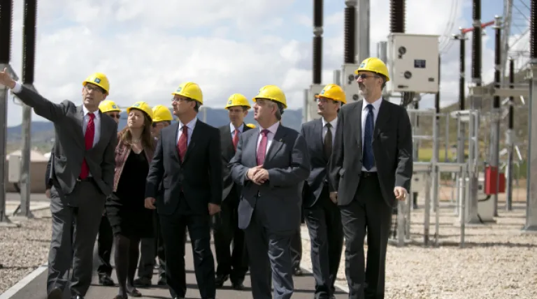 El delegado de Gobierno en Murcia, Joaquín Bascuñana; el alcalde de Jumilla, Enrique Jiménez, y el director general de Transporte de Red Eléctrica, Carlos Collantes, recorren la subestación de Peñarrubia durante la inauguración