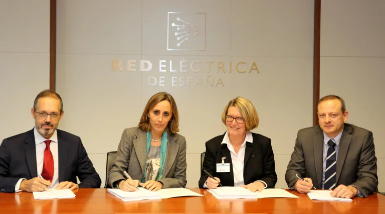 Ángel Mahou, director corporativo de Transformación y Tecnología de Red Eléctrica; Eva Pagán, directora general de Transporte de Red Eléctrica; Anne-Lise Aukner, CEO de Nexans Norway, y Domenico Francesco Gerace, director de Marketing y Ventas de Nexans Norway durante la firma del contrato de fabricación e instalación del cable de interconexión entre Mallorca y Menorca 