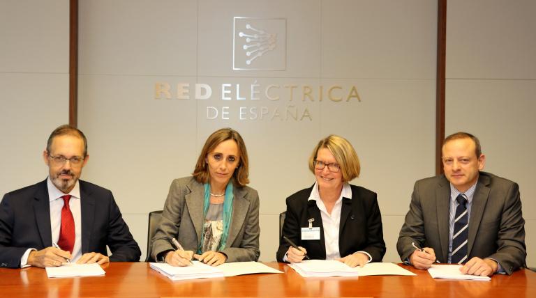 Ángel Mahou, director corporativo de Transformación y Tecnología de Red Eléctrica; Eva Pagán, directora general de Transporte de Red Eléctrica; Anne-Lise Aukner, CEO de Nexans Norway, y Domenico Francesco Gerace, director de Marketing y Ventas de Nexans Norway durante la firma del contrato de fabricación e instalación del cable de interconexión entre Mallorca y Menorca 