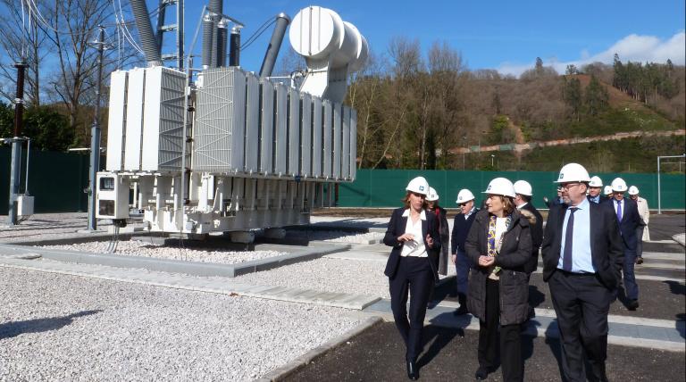 La directora general de Transporte de Red Eléctrica, Eva Pagán, y la delegada del Gobierno en Asturias, Delia Losa, durante la visita a la subestación de Soto de Ribera.