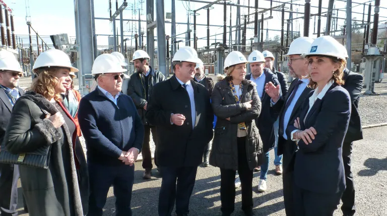 El consejero de Empleo, Industria y Turismo del Principado de Asturias, Isaac Pola, y la delegada del Gobierno, Delia Losa, atienden las explicaciones sobre las actuaciones de Red Eléctrica en el entorno de la subestación de Soto de Ribera.