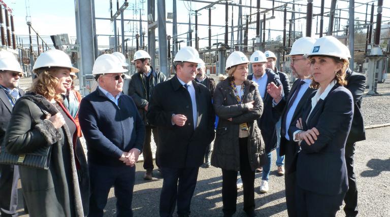 El consejero de Empleo, Industria y Turismo del Principado de Asturias, Isaac Pola, y la delegada del Gobierno, Delia Losa, atienden las explicaciones sobre las actuaciones de Red Eléctrica en el entorno de la subestación de Soto de Ribera.
