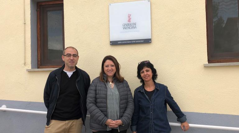 El alcalde de Forcall, Santiago Pérez, la delegada de Red Eléctrica de España en la Comunidad Valenciana, Maite Vela, y la directora de la residencia de mayores del municipio, Roser Vives.