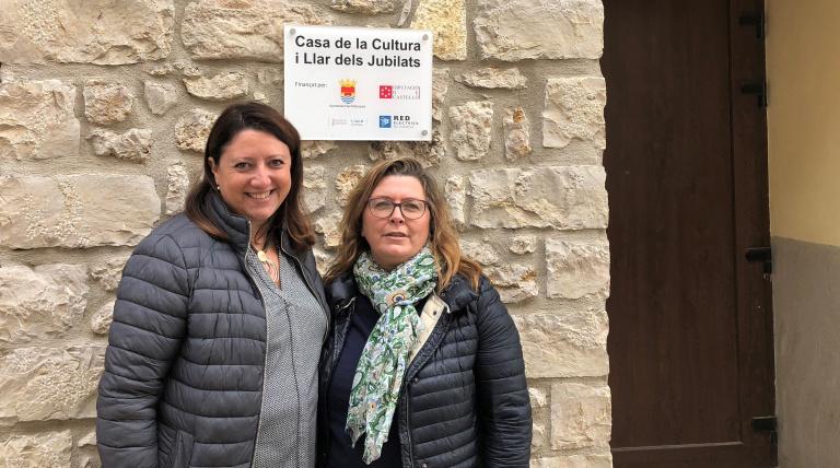 La delegada de Red Eléctrica de España en la Comunidad Valenciana, Maite Vela, y la alcaldesa de Palanques, Lucía Martí, en el hogar de jubilados al que se ha dotado de nuevas equipaciones.