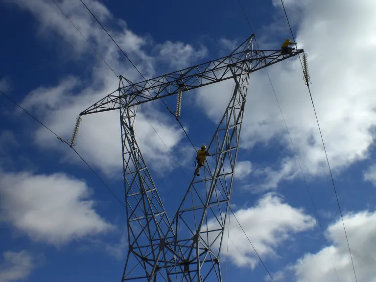 Técnicos trabajando en la línea.
