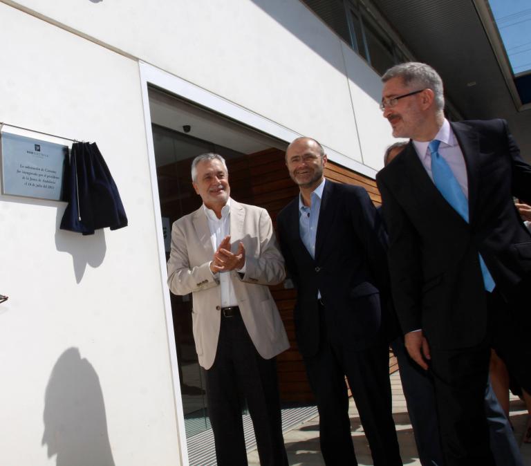 El presidente de la Junta de Andalucía, José Antonio Griñán, y el presidente de Red Eléctrica de España, Luis Atienza, durante la inauguración de la subestación de Cártama, en Málaga