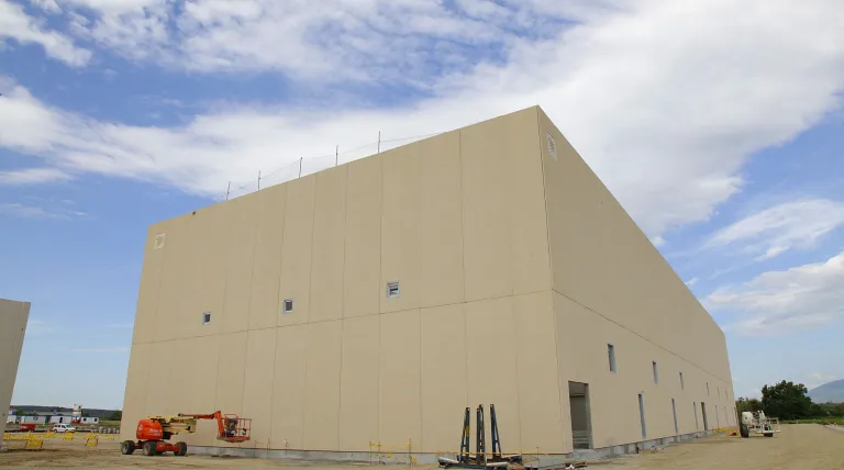 Construcción de la estación conversora de Santa Llogaia, en Gerona, instalación necesaria junto a la de Baixas, en Francia, para transformar la corriente continua que utilizará la interconexión en alterna y viceversa