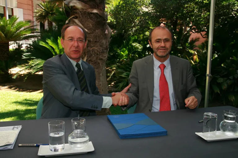 El consejero de Medio Ambiente de la Junta de Andalucía, José Juan Díaz Trillo, y el presidente de Red Eléctrica de España, Luis Atienza Serna firman acuerdo de colaboración