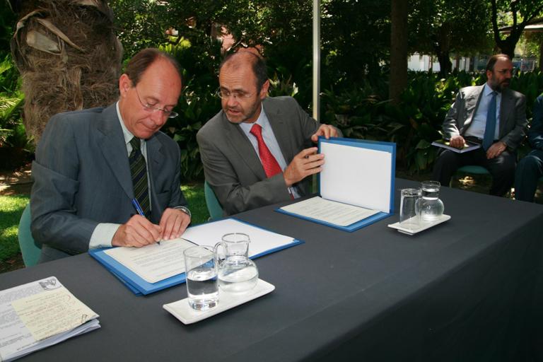 Momento de la firma del acuerdo de colaboración entre la Junta de Andalucía y Red Eléctrica
