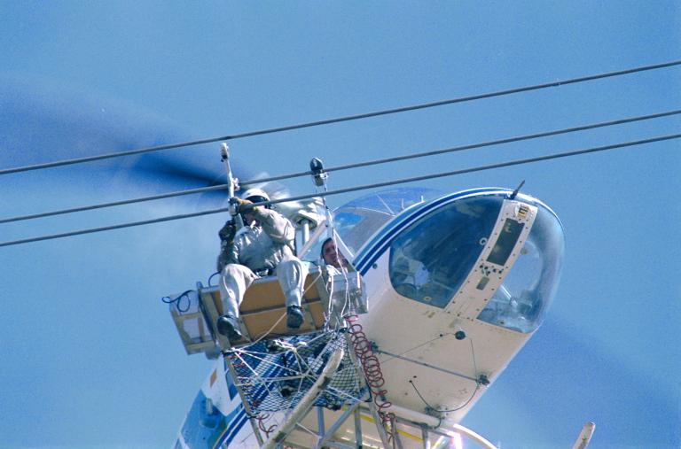 Sustitución de separadores de cables con plataforma adosada al helicóptero