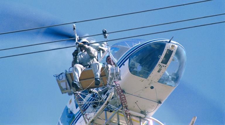 Sustitución de separadores de cables con plataforma adosada al helicóptero