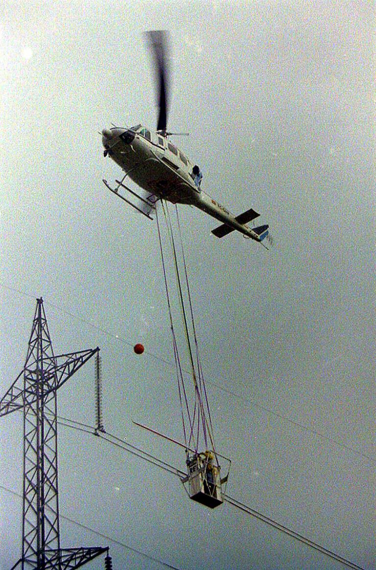 Trabajos de mantenimiento desde barquilla sustentada en helicóptero