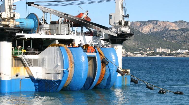 El buque Giulio Verne" durante el tendido del tercer cable eléctrico entre la Península y Baleares."