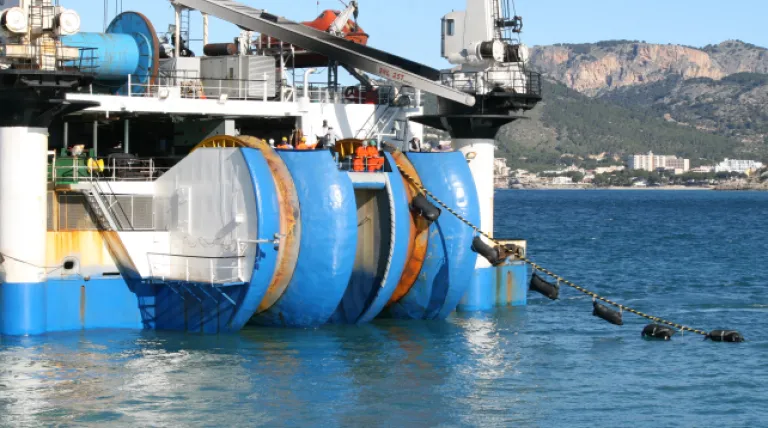 El buque Guiulio Verne" durante el tendido del tercer cable eléctrico entre Península y Baleares"