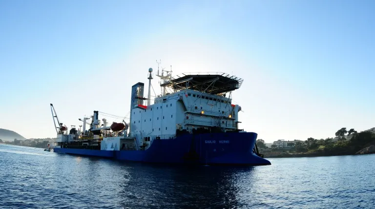 Barco cablero Giulio Verne" durante el tendido en la bahía de Santa Ponsa."