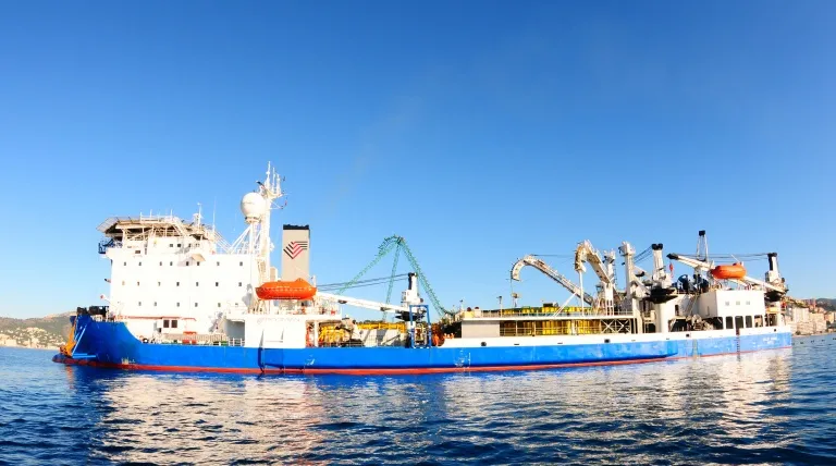 Imagen del barco cablero Giulio Verne" en la bahía de Santa Ponsa (Mallorca)."