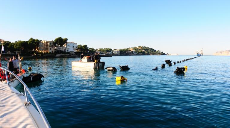 Tendido del cable submarino con la ayuda de flotadores en la bahía de Santa Ponsa, en Mallorca.