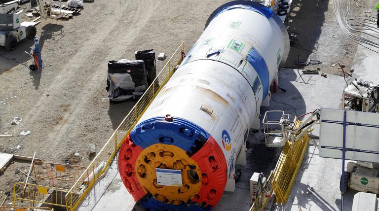 Montaje de la tuneladora 'Alberes' en la Junquera, que excavará el túnel de la interconexión eléctrica con Francia desde España.