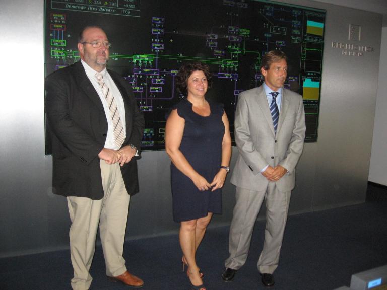 El director general de Industria y Energía de Baleares, la secretaria autonómica de Promoción Empresarial y Ocupación, y el director de REE en Baleares, durante la visita a la sede de la compañía en las islas