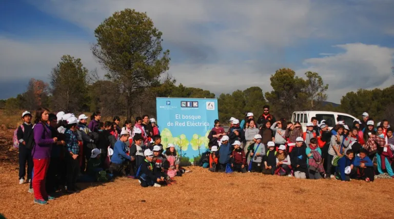 Participating volunteers in one of the sessions on environmental education and reforestation of the Red Eléctrica Forest in Hellín.