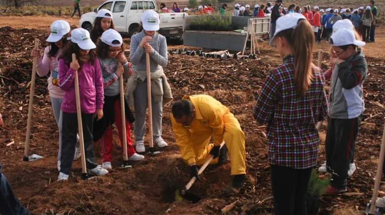 School students of Hellín taking part in one of the sessions on environmental education and reforestation of the Red Eléctrica Forest.