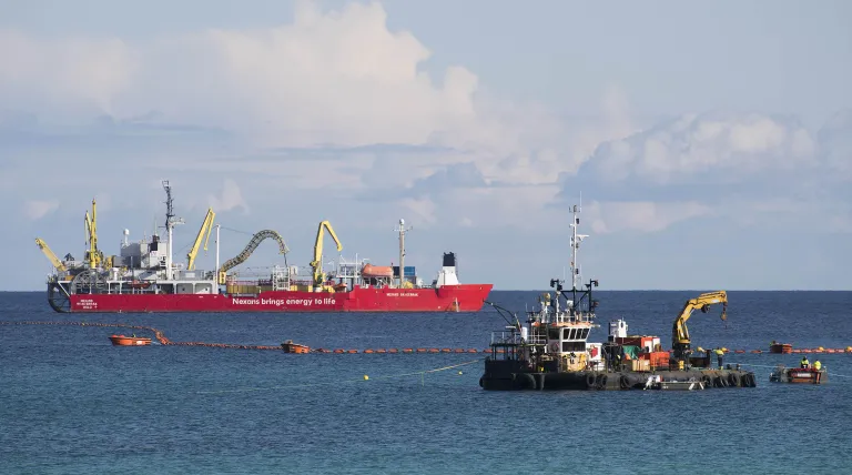 El barco cablero Skagerrak en Cala Mesquida (Capdepera, Mallorca), donde ha concluido la instalación del cable submarino del enlace eléctrico Menorca-Mallorca.