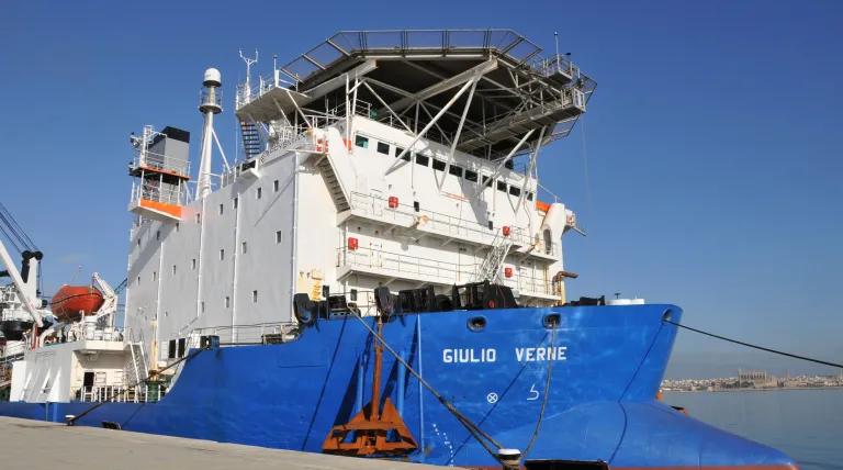 "Giulio Verne", barco italiano empleado para el tendido del cable.