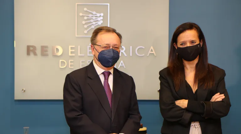 La presidenta de Red Eléctrica, Beatriz Corredor, y el presidente de Ceuta, Juan Jesús Vivas, analizan el proyecto de interconexión eléctrica con la ciudad autónoma