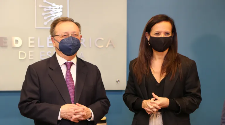 La presidenta de Red Eléctrica, Beatriz Corredor, y el presidente de Ceuta, Juan Jesús Vivas, analizan el proyecto de interconexión eléctrica con la ciudad autónoma