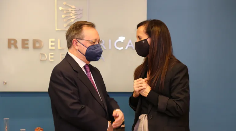 La&nbsp;presidenta de Red Eléctrica, Beatriz Corredor, y el presidente de Ceuta, Juan Jesús Vivas, analizan&nbsp;el proyecto de interconexión eléctrica con la ciudad autónoma