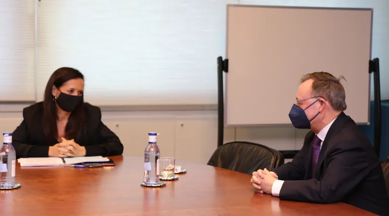 La presidenta de Red Eléctrica, Beatriz Corredor, y el presidente de Ceuta, Juan Jesús Vivas, analizan el proyecto de interconexión eléctrica con la ciudad autónoma