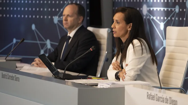 The Chairwoman of the Group, Beatriz Corredor, together with the CEO, Roberto García Merino.