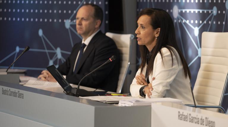 La presidenta de la compañía, Beatriz Corredor, junto con el consejero delegado, Roberto García Merino.