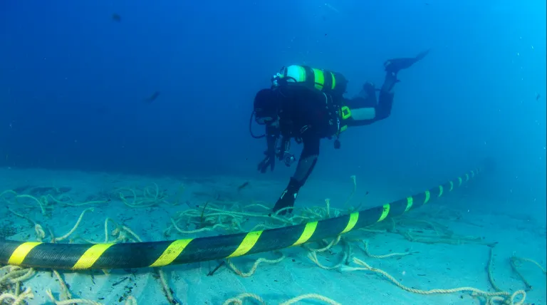 Primera interconexión submarina en corriente continua de 244 km de longitud y una profundidad máxima de 1.500 metros.