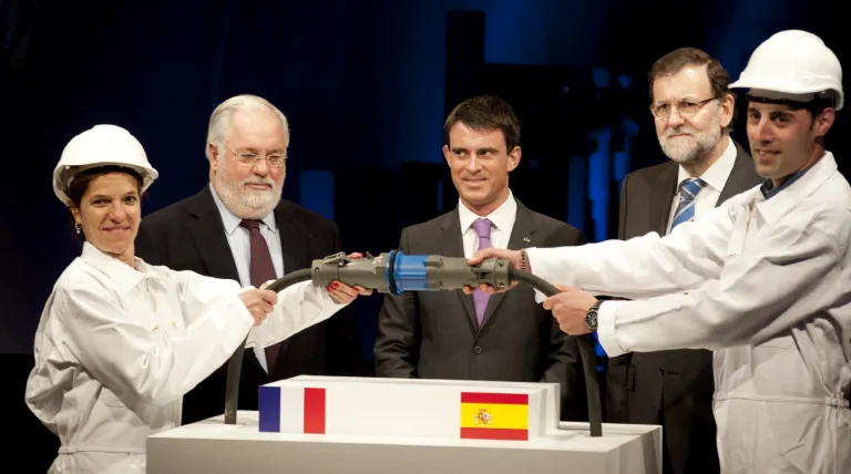 Con esta interconexión se alcanza una capacidad de intercambio de energía con Europa  de 2.800 MW, duplicando la capacidad anterior.