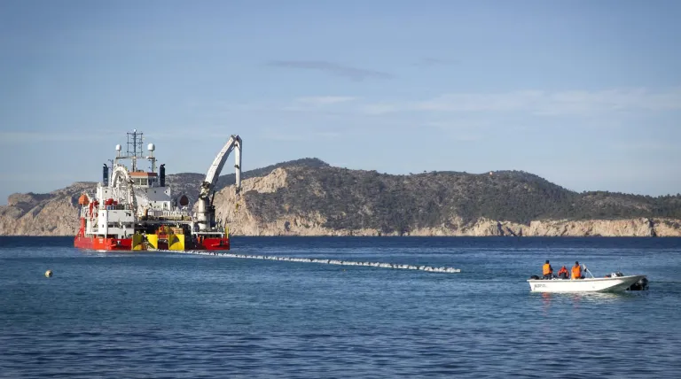 Conexión submarina en corriente alterna de 132 kV de tensión y 126 km de longitud, a una profundidad máxima de 800 metros.
