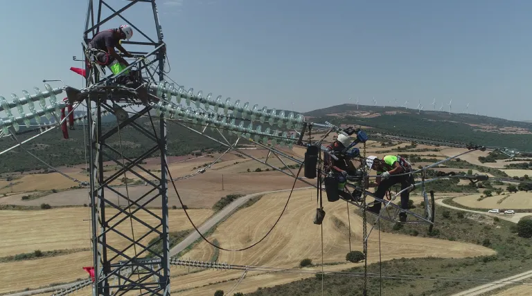 Trabajos de instalación del tendido de una nueva línea