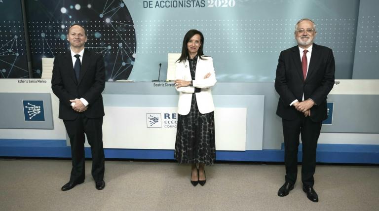 El consejero delegado, Roberto García Merino; la presidenta, Beatriz Corredor, y el secretario general del Consejo, Rafael García de Diego, antes de comenzar la Junta General de Accionistas 2020.