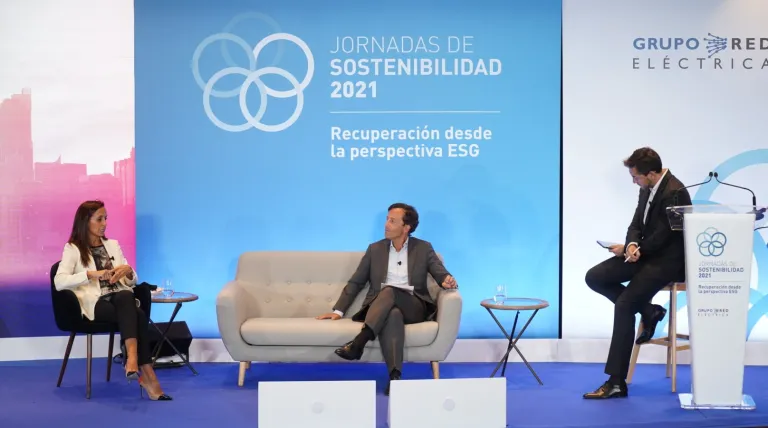 The chairwoman of the Red Eléctrica Group, Beatriz Corredor, with the director of the BlackRock investment management company in Iberia, Aitor Jáuregui.