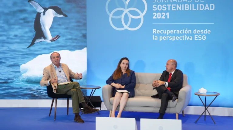 El divulgador José Luis Gallego; la directora general adjunta de la Unión Internacional para la Conservación de la Naturaleza (UICN), Grethel Aguilar, y el presidente y CEO de LG Electronics Iberia, Jaime de Jaráiz.