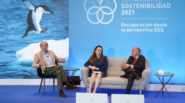 The environmental communicator José Luis Gallego; assistant director general of the International Union for Conservation of Nature (IUCN), Grethel Aguilar, and the president and CEO of LG Electronics Iberia, Jaime de Jaráiz. 