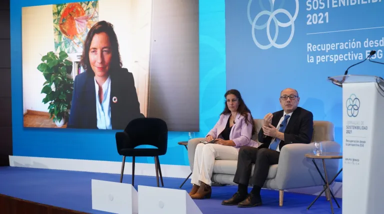 María Mendiluce, CEO de We Mean Business Coallition; Eva Saldaña, director de Greenpeace España, y Ricardo García, consejero del Grupo Red Eléctrica. 