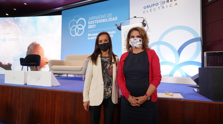 La presidenta de Red Eléctrica, Beatriz Corredor, junto a la vicepresidenta del Gobierno y ministra para la Transición Ecológica y el Reto Demográfico, Teresa Ribera. 
