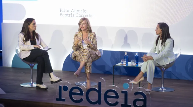 Pilar Alegría, ministra de Educación y FP; Beatriz Corredor, presidenta de Redeia, con la periodista Marta García Aller.