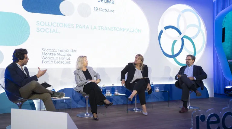 El periodista Pablo Blázquez junto con la presidenta de la junta directiva de Forética, Montse Moliner; la consejera de Redeia Socorro Fernández, y el director de análisis de políticas en ISGlobal, Gonzalo Fanjul. 