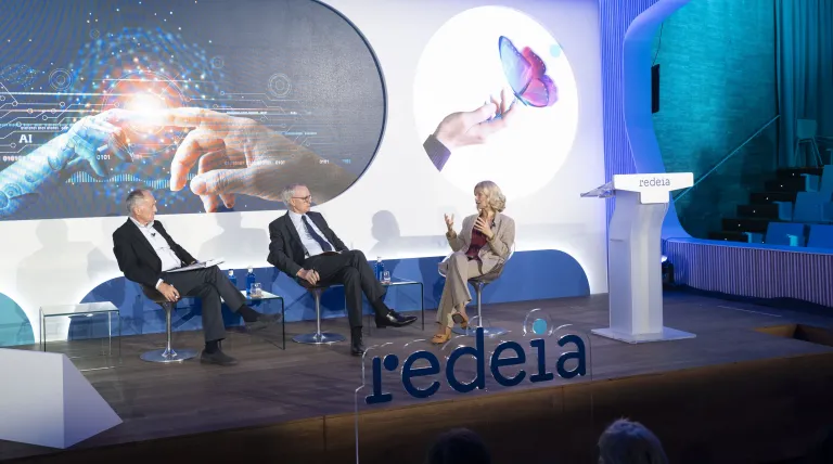 Antón Costas, presidente del Consejo Económico y Social de España; Manel Pérez, subdirector de La Vanguardia, y Cristina Garmendia,  presidenta de la Fundación COTEC. 