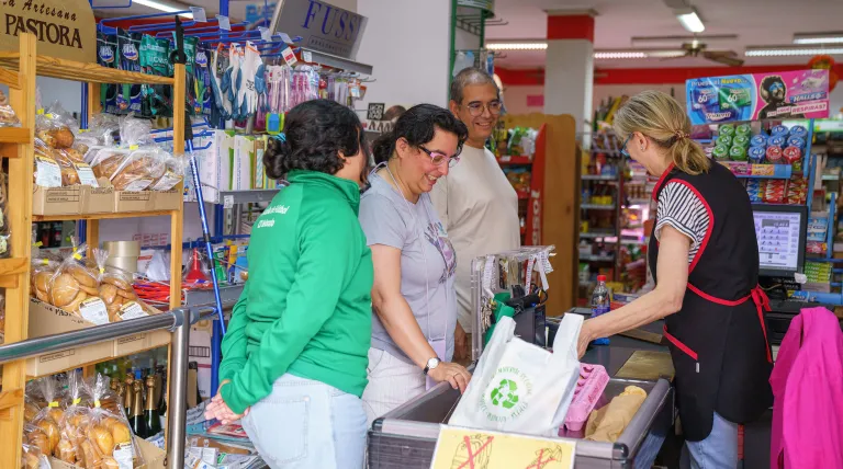 Alma, Pablo y su hija, realizando la compra.