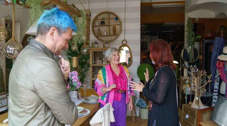Gema y Marcelo, en un comercio del municipio conversando con su propietaria.